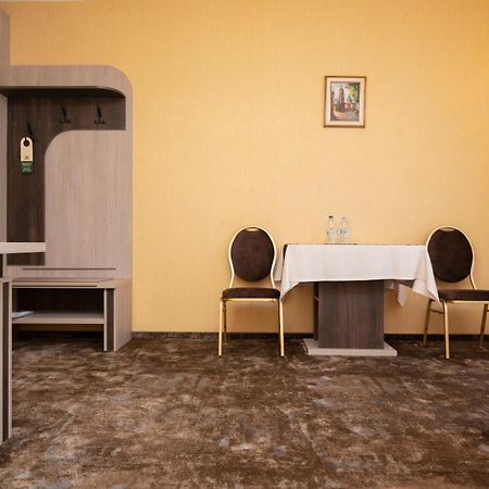 Status Hotel Malekhuv Buitenkant foto