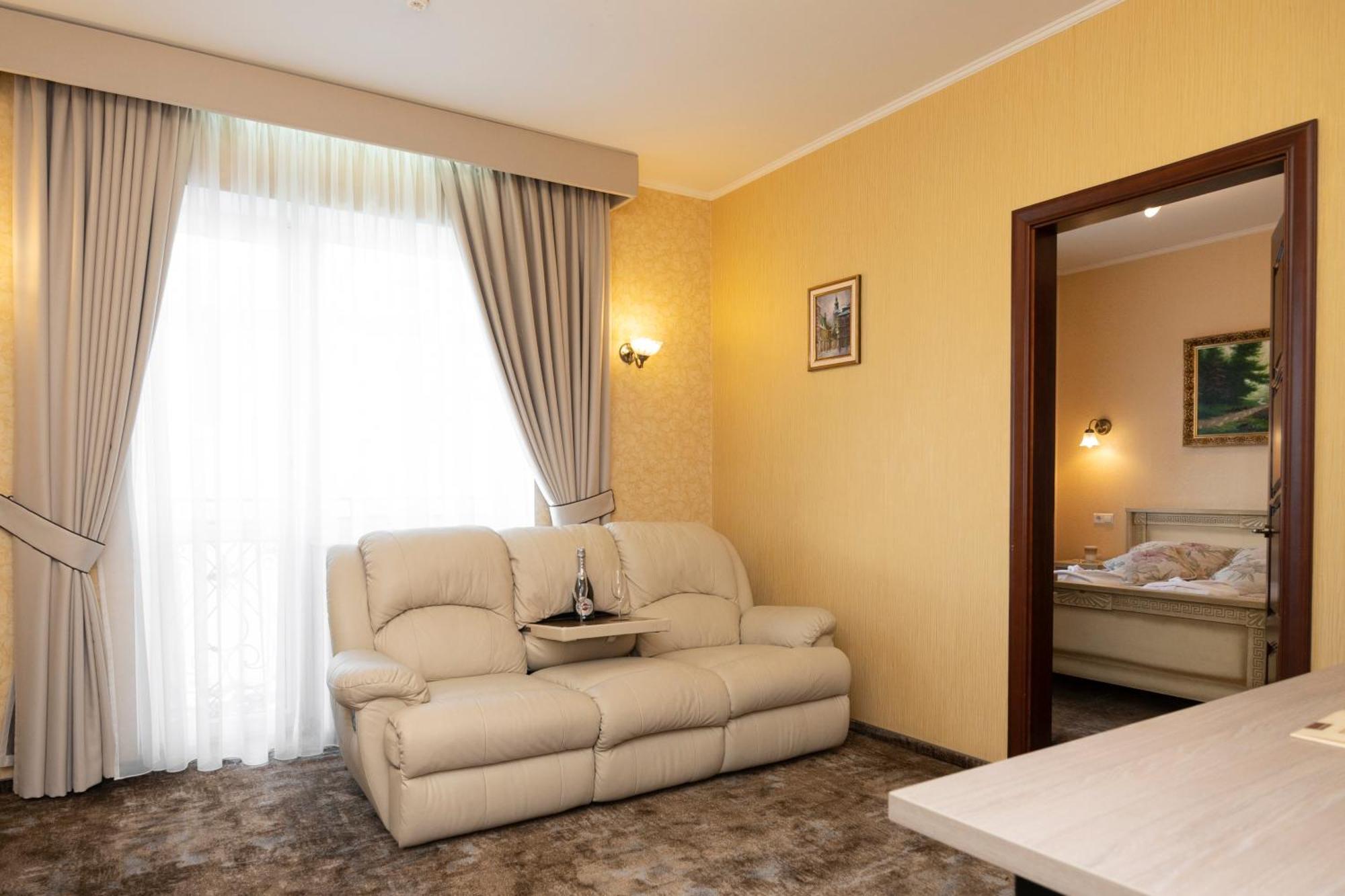 Status Hotel Malekhuv Buitenkant foto