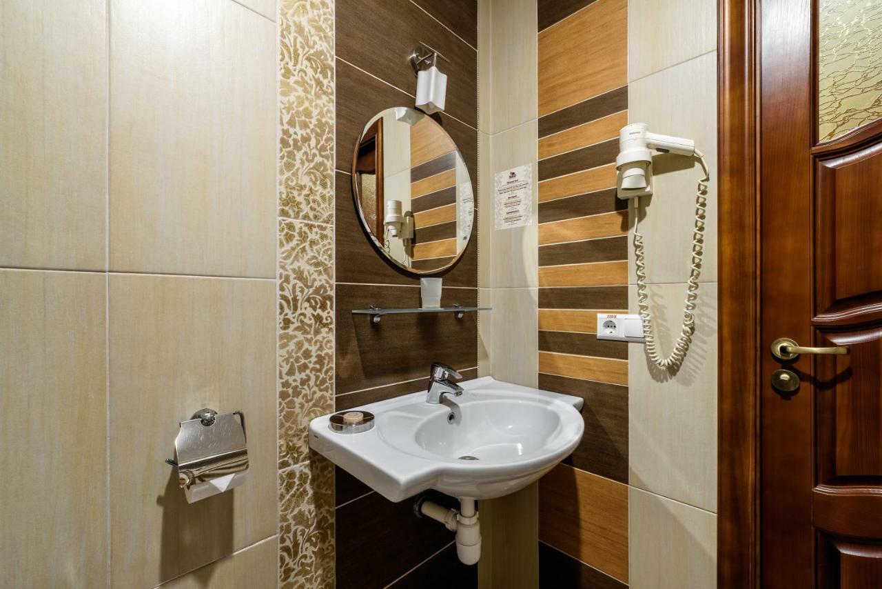 Status Hotel Malekhuv Buitenkant foto