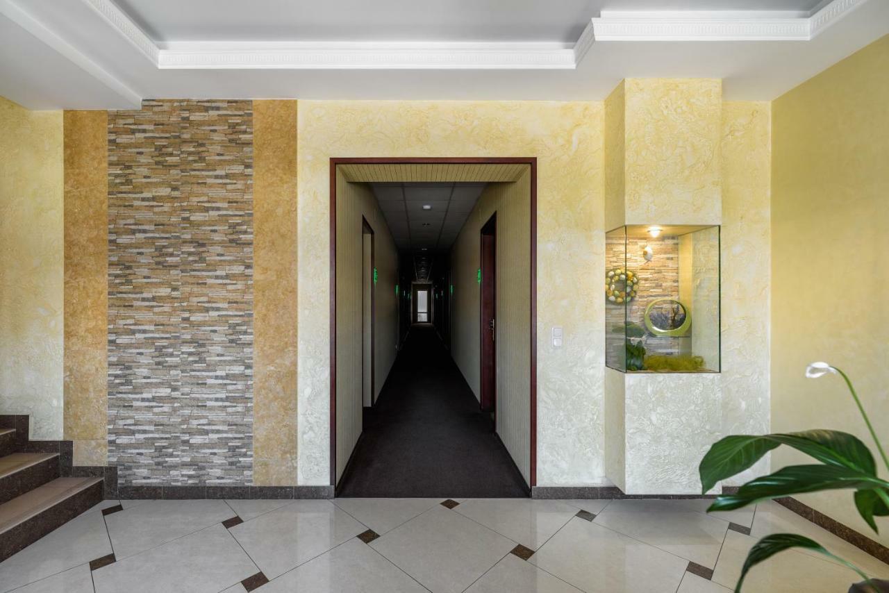Status Hotel Malekhuv Buitenkant foto